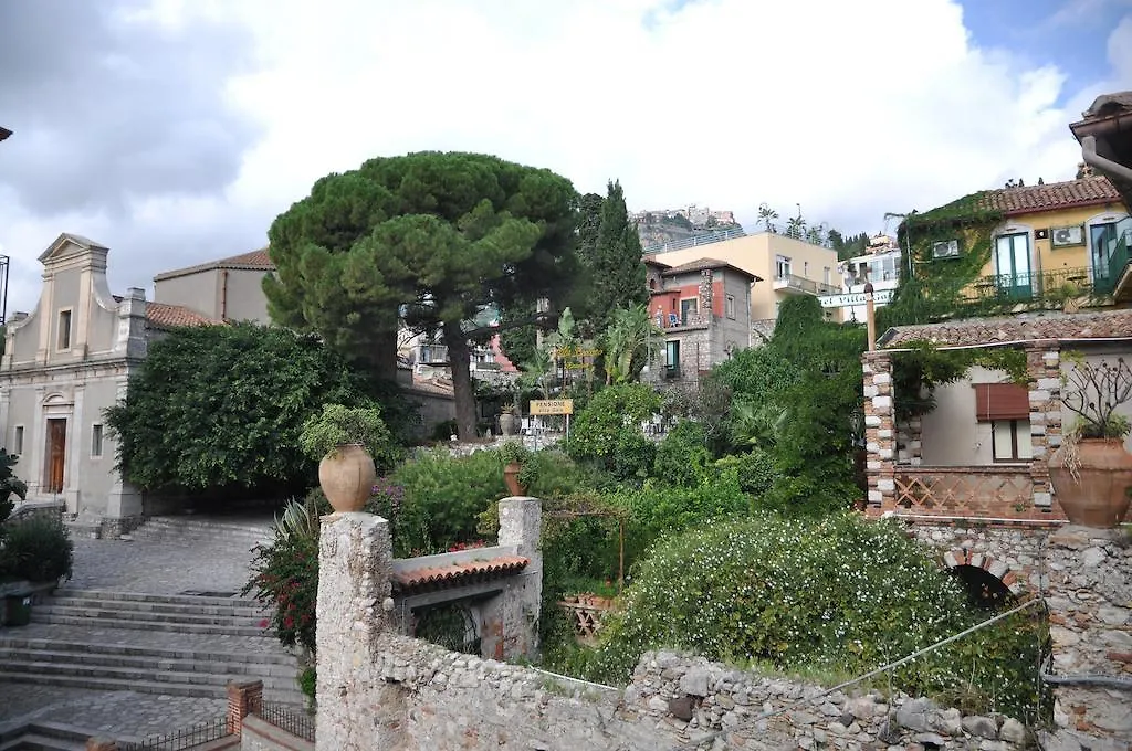 B&B Le 4 Fontane Taormina Oda ve Kahvaltı